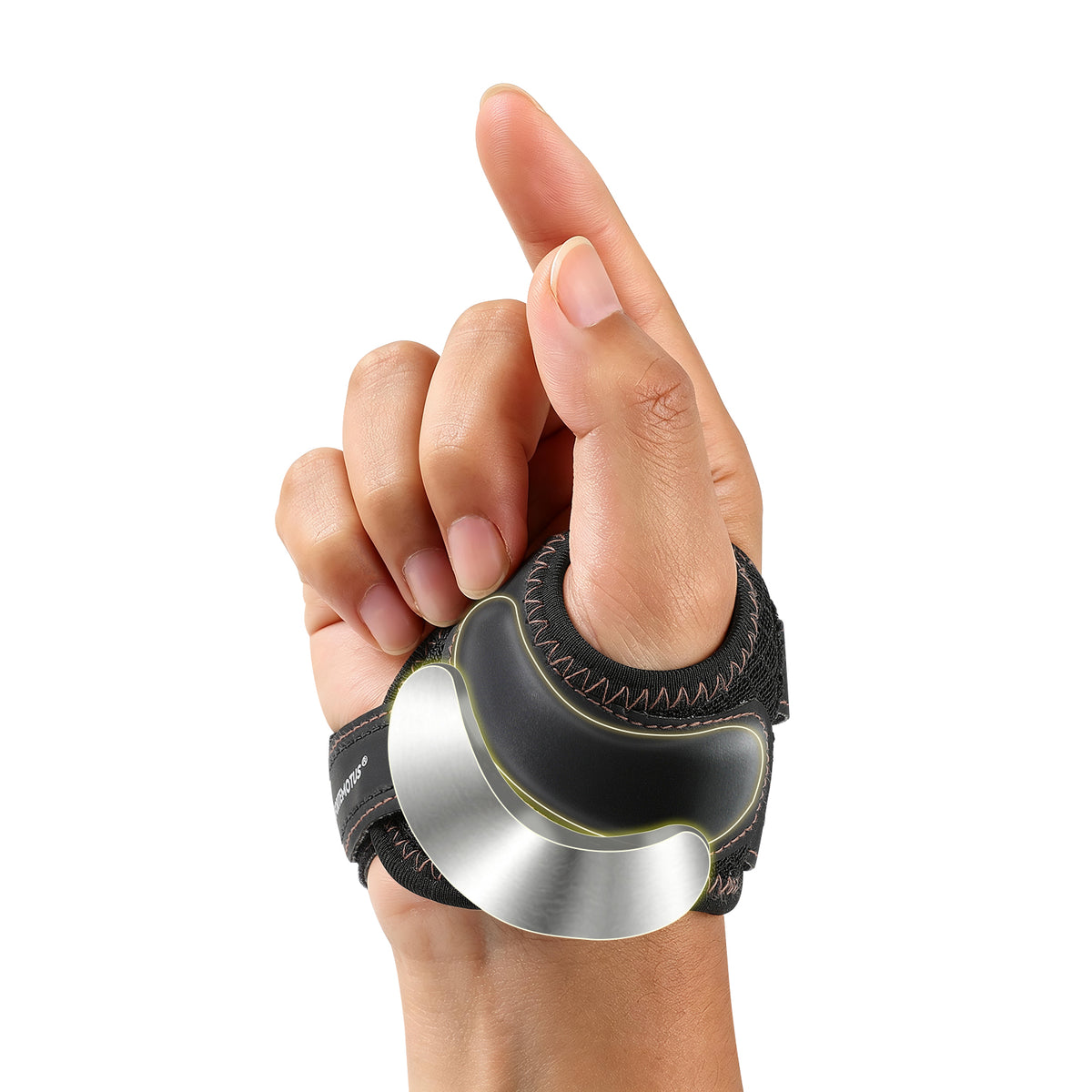 A man is wearing a FORTEMOTUS thumb brace. A close-up shot shows the built-in metal stabilizer designed to support the thumb.