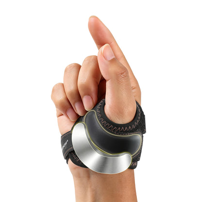 A man is wearing a FORTEMOTUS thumb brace. A close-up shot shows the built-in metal stabilizer designed to support the thumb.